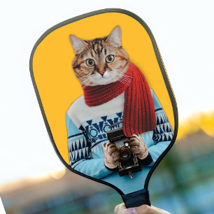 Cat Fotograf in Vintag Sweater Quirky Pickleball Schläger