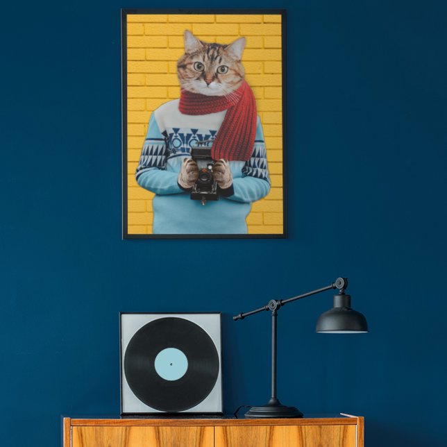 Cat Fotograf in Vintag Sweater Quirky Poster (Von Creator hochgeladen)
