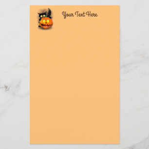 Cat Fun Halloween Charakter beißt einen Kürbis