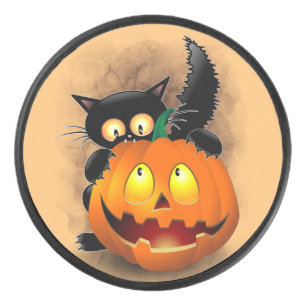 Cat Fun Halloween Charakter beißt einen Kürbis Eishockey Puck