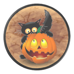 Cat Fun Halloween Charakter beißt einen Kürbis Eishockey Puck