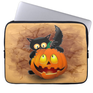 Cat Fun Halloween Charakter beißt einen Kürbis Laptopschutzhülle