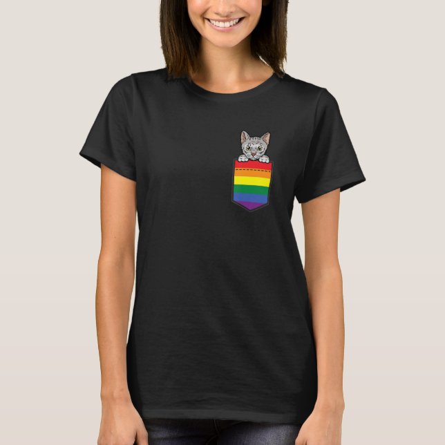 Cat In Pocket Gay Pride LGBT-Q Rainbow Flag Funny  T-Shirt (Vorderseite)