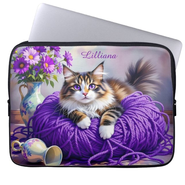Cat  in Purple Yarn and Flowers Personalized Laptopschutzhülle (Vorderseite)