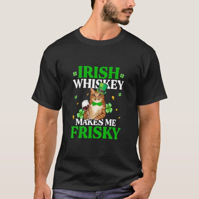 Cat Irish Whiskey macht mich Frisky St Patrick's D T-Shirt (Vorderseite)