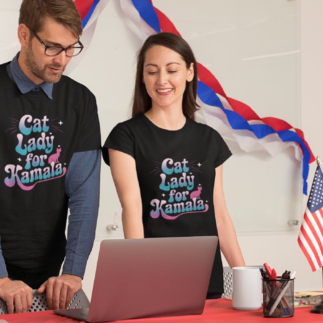 Cat Lady unterstützt Kamala in farbenfroher Kunst T-Shirt (Von Creator hochgeladen)