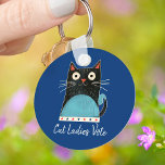 Cat Ladys wählen Drehbuch Rustikale Niedliche kühn Schlüsselanhänger<br><div class="desc">"Cat Ladys vote". Stolz stehen und teilen Sie Ihre Unterstützung für Kamala Harris mit diesem niedlichen, lustigen, grafischen, patriotischen Schlüsselanhänger. Eine niedliche rustikale Landkatze-Illustration in Schwarz, Rot, Weiß und Türkisblau und Weiß handgeschriebene Schrift Typografie überlagert einen marineblauen Hintergrund. Wählen Sie aus kleinen und großen Größen sowie quadratischen und kreisförmigen Formen....</div>