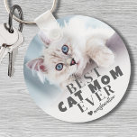 Cat Mama Personalisiert Pet Foto Schlüsselanhänger<br><div class="desc">Beste Katze Mama je Personalisiert Foto Schlüsselanhänger. Dieser Schlüsselanhänger "Beste Katze Mama je" ist ein herzlicher Katzenfreund, der die einzigartige Verbindung zwischen ihr und ihrer wütenden Freundin feiern möchte. Mit fett-moderner Typografie auf sanftem, weißem, ombre Hintergrund verleihen der schlichte graue Text und Herzakzente eine stilvolle, subtile Touch. Personalisieren Sie diesen...</div>