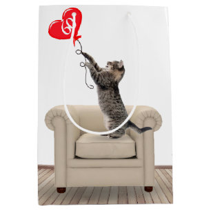 Cat On Chair mit 60. Geburtstagsballon Mittlere Geschenktüte
