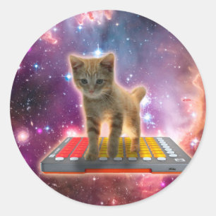 Cat on synthesizers in space runder aufkleber