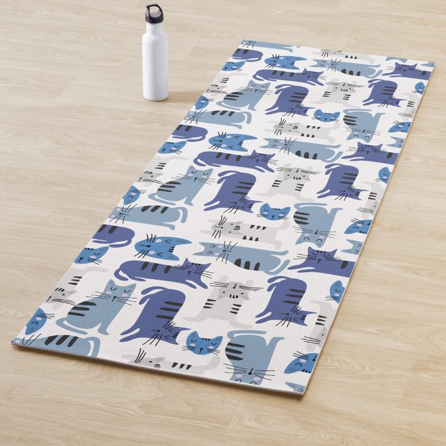 Cat Pattern Yogamatte (A yoga mat with a pattern of blue and gray cats on a white background, next to a white-water bottle.)