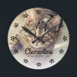 Cat Paw druckt Rahmen Foto Personalisiert Runde Wanduhr<br><div class="desc">Katzen verließ Pfotendrucke in deinem Herzen. Zeigen Sie Ihr Lieblingskatzen-Foto mit diesem personalisierten Uhrendesign,  das perfekt für die beste Cat-Mama/den besten Vater der Welt geeignet ist.</div>