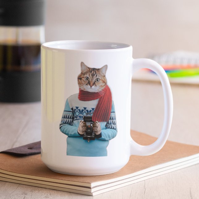 Cat Photographer in Vintage Sweater Quirky Kaffeetasse (Von Creator hochgeladen)