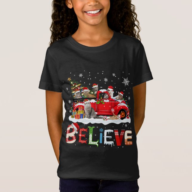 Cat Riding Red Truck Weihnachtsbaum glauben Santa T-Shirt (Vorderseite)