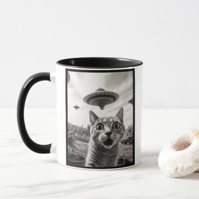 Cat Selfie Alien Invasion  Tasse (Mit Donut)