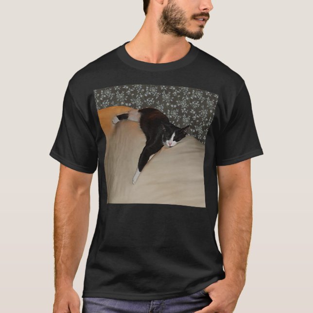 Cat Sleeping on Couch Mens Basic Dark Shirt (Vorderseite)