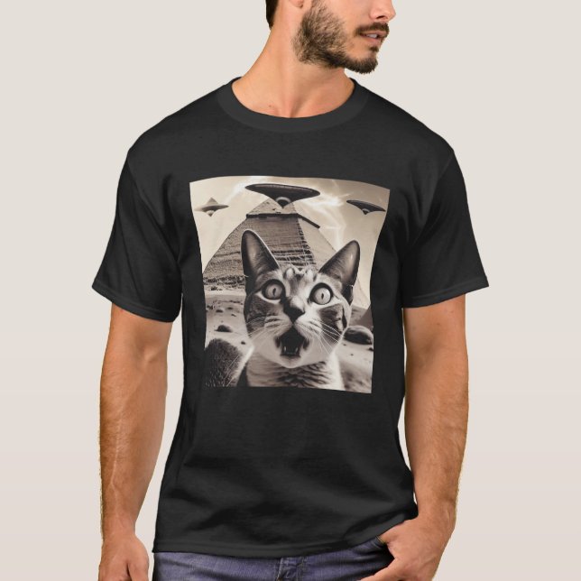 Cat UAPs Incident UFO Egypt Pyramids Aliens T-Shirt (Vorderseite)