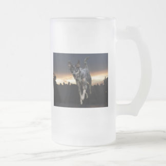 Catahoula Leopard Hund läuft auf Sonnenuntergang Mattglas Bierglas