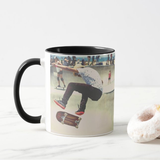 Catching Air Skateboard Tasse (Mit Donut)