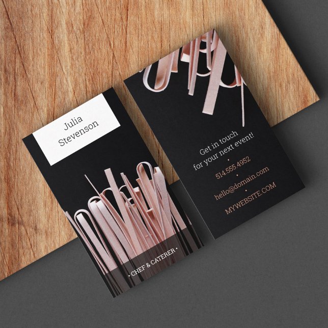 Catering, Persönlicher Koch, Pasta Restaurant, mod Visitenkarte (Chef caterer black business card withbackground photo of light pink dried noodles.)