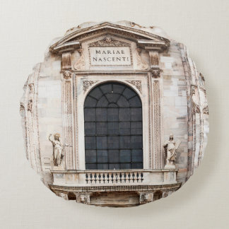 Cathedral church of Milan. Beautiful Italian templ Rundes Kissen