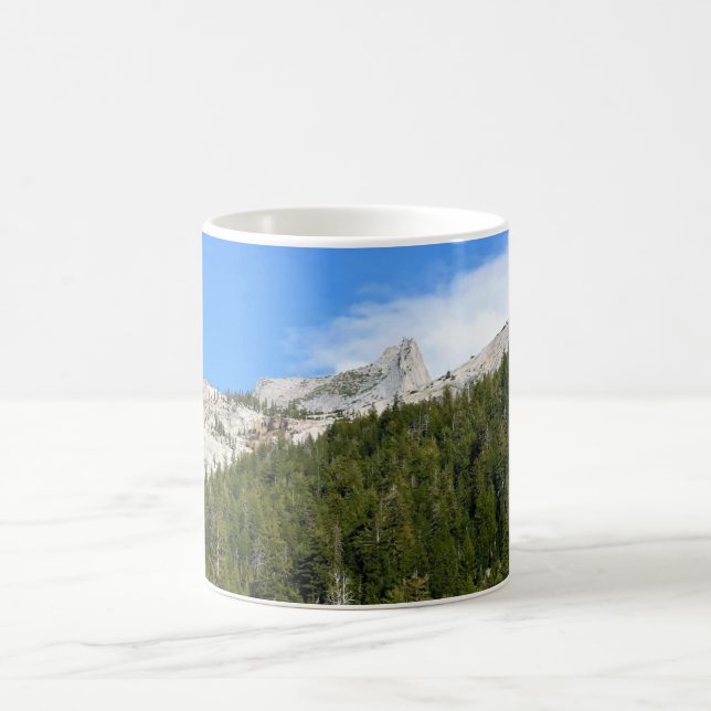 Cathedral Peak am Tenaya Lake, Yosemite, CA Kaffeetasse (Mittel)