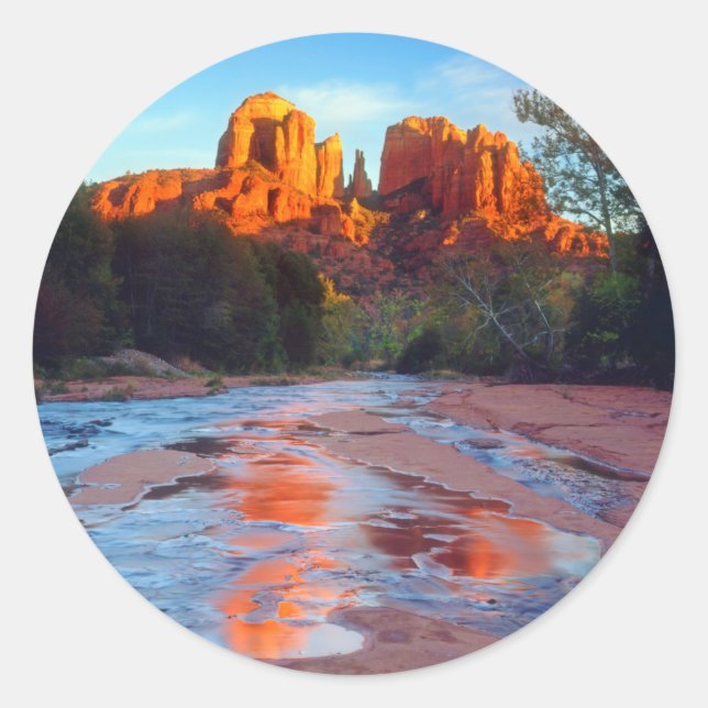 Cathedral Rock reflektiert in der Bucht von Eak be Runder Aufkleber (Vorderseite)