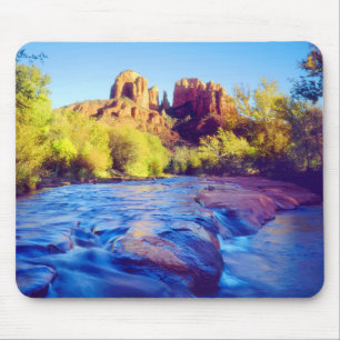 Cathedral Rock spiegelt sich in Oak Creek, Arizona Mousepad