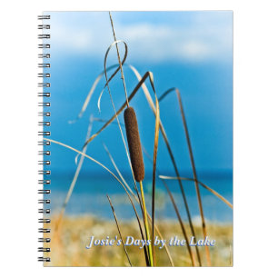Cattail durch das See-Ufer-Gewohnheits-Notizbuch Notizblock