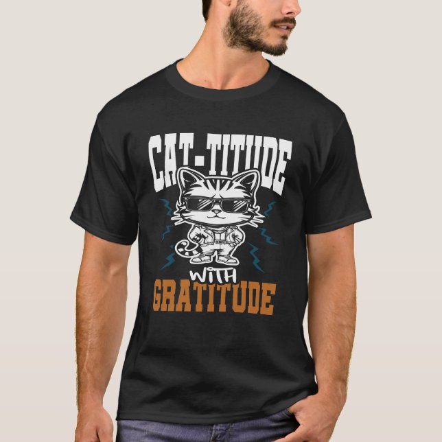Cattitude with Dankbarkeit Cat Funny T-Shirt (Vorderseite)