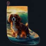 Cavalier King Beach Surfmalerei Kleiner Weihnachtsstrumpf<br><div class="desc">Tauchen Sie ein in die spielerische Welt des Kaninchen-Abenteuers mit diesem faszinierenden Bild. Ein gepflegter Hund geht zu den Wellen und reitet geschickt auf einem sonnengeküssten Strand. Das lebendige Kunstwerk vereint wunderbar das Wesentliche der Erregung am Strand, während der Hund furchtlos auf den Wellen reitet und den Geist von Spaß...</div>