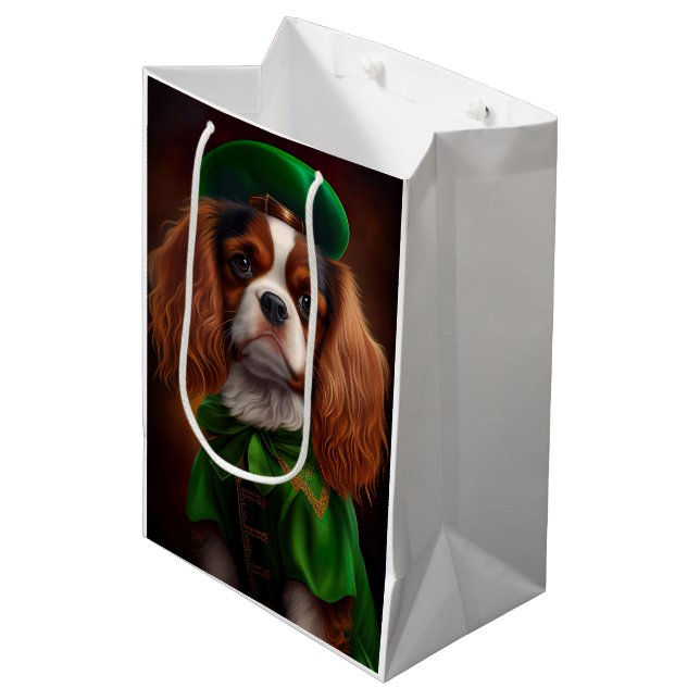 Cavalier King Charles Spaniel am St. Patrick's Day Mittlere Geschenktüte (Vorderseite Schrägansicht)