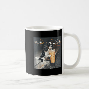 Cavalier King Charles Spaniel trinkt Eiskaffee Kaffeetasse