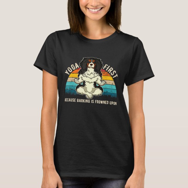 Cavalier King Charles Spaniel Yoga Idea T-Shirt (Vorderseite)