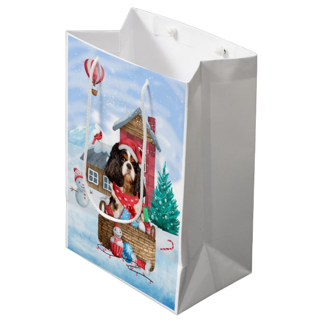 Cavalier King Dog im Schnee Weihnachtshundehaus Mittlere Geschenktüte (Vorderseite Schrägansicht)