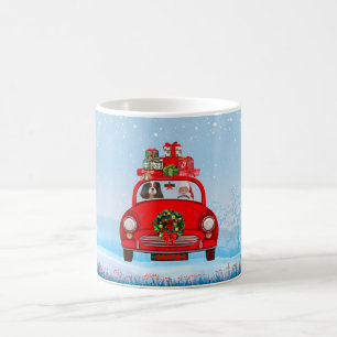 Cavalier King Dog in Auto mit dem Weihnachtsmann Kaffeetasse