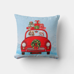 Cavalier King Dog in Auto mit dem Weihnachtsmann Kissen