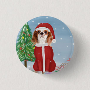 Cavalier King Dog in Snow mit Weihnachtsgeschenken Button