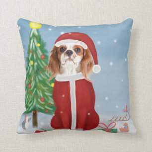 Cavalier King Dog in Snow mit Weihnachtsgeschenken Kissen