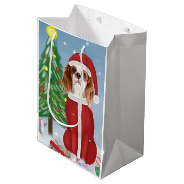 Cavalier King Dog in Snow mit Weihnachtsgeschenken Mittlere Geschenktüte (Vorderseite Schrägansicht)