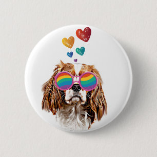 Cavalier King Dog mit dem Valentinstag des Herzens Button