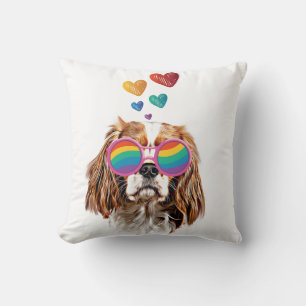 Cavalier King Dog mit dem Valentinstag des Herzens Kissen