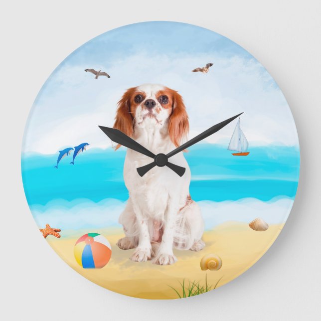 Cavalier King Dog on Beach Große Wanduhr (Vorderseite)