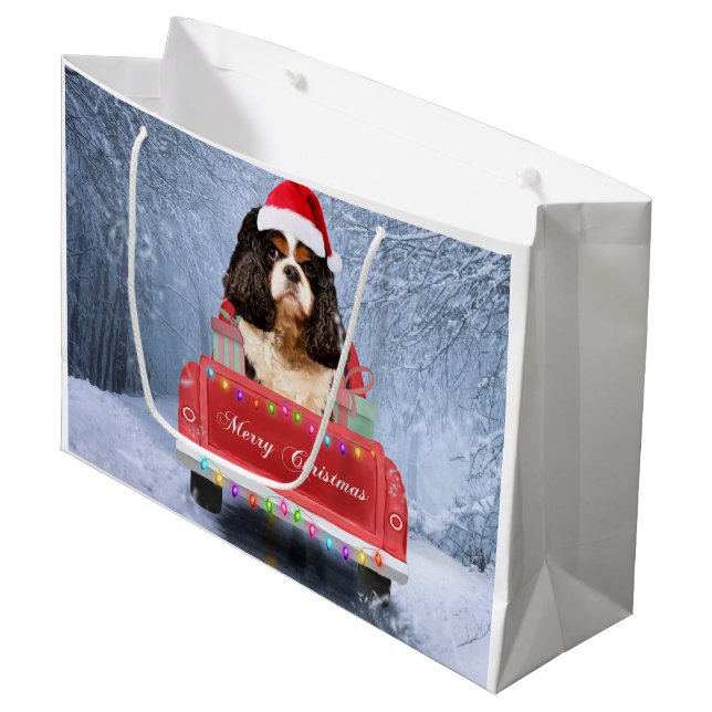 Cavalier King in Snow sitzend im Weihnachtswagen Große Geschenktüte (Vorderseite Schrägansicht)
