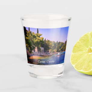 Cavtat, Kroatien Sicht auf den Strand Schnapsglas