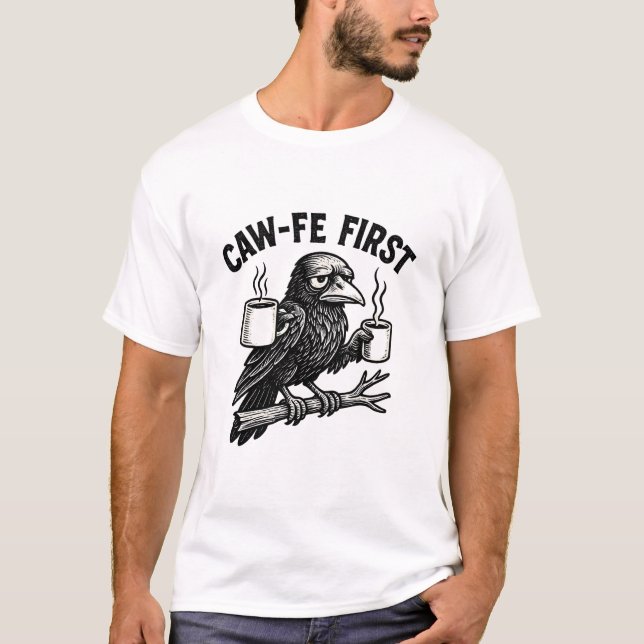 Caw-Fe First Grumpy Raven Coffee Humor Design T-Shirt (Vorderseite)