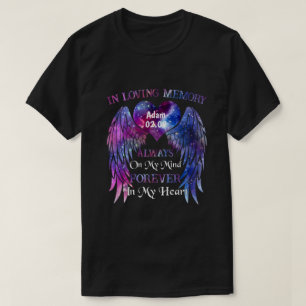 CD, die im Love Memory Personalisiert ist, steht m T-Shirt
