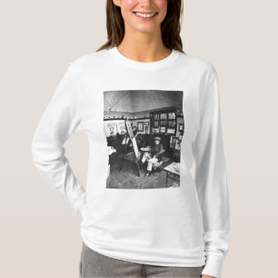 Cecil Aldin in seinem Studio T-Shirt