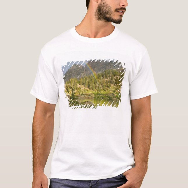 Cecret Lake mit Regenbogen über das Schloss von De T-Shirt (Vorderseite)
