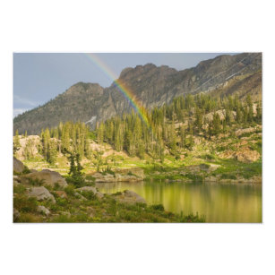 Cecret Lake mit Regenbogen über dem Schloss Devil, Fotodruck